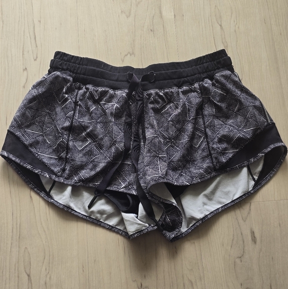 Lululemon Hotty Hot Shorts Sz 6 Drawstring Geometric Dot Black Lined 2.5" - Picture 3 of 13